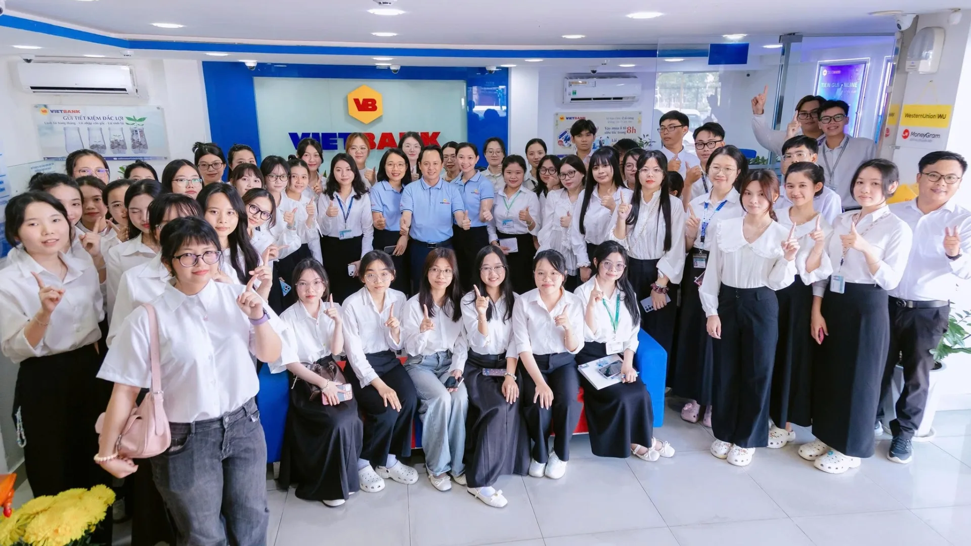 Vietbank Study Tour 2026 tập thể chụp hình lưu niệm