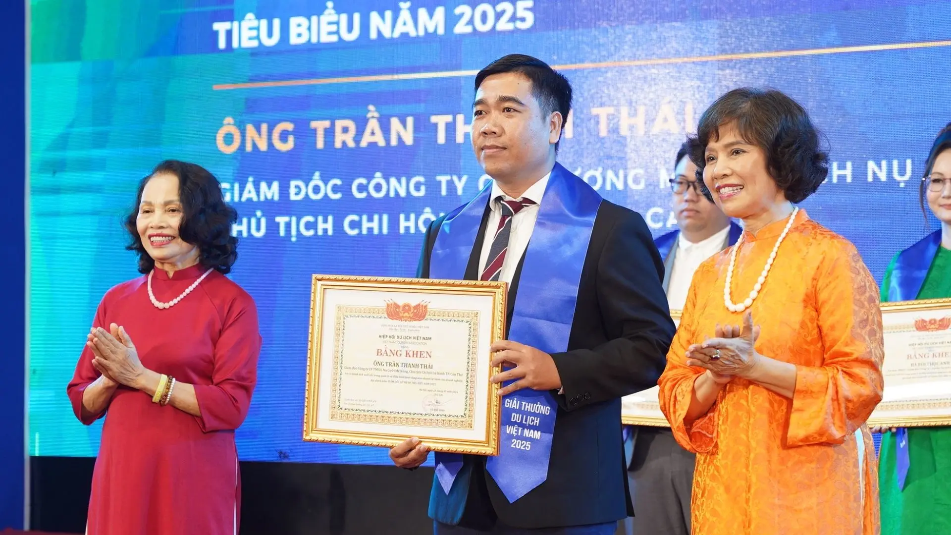 Giám đốc Nụ Cười Mê Kông chụp ảnh lưu niệm cùng các đại biểu tại sự kiện vinh danh