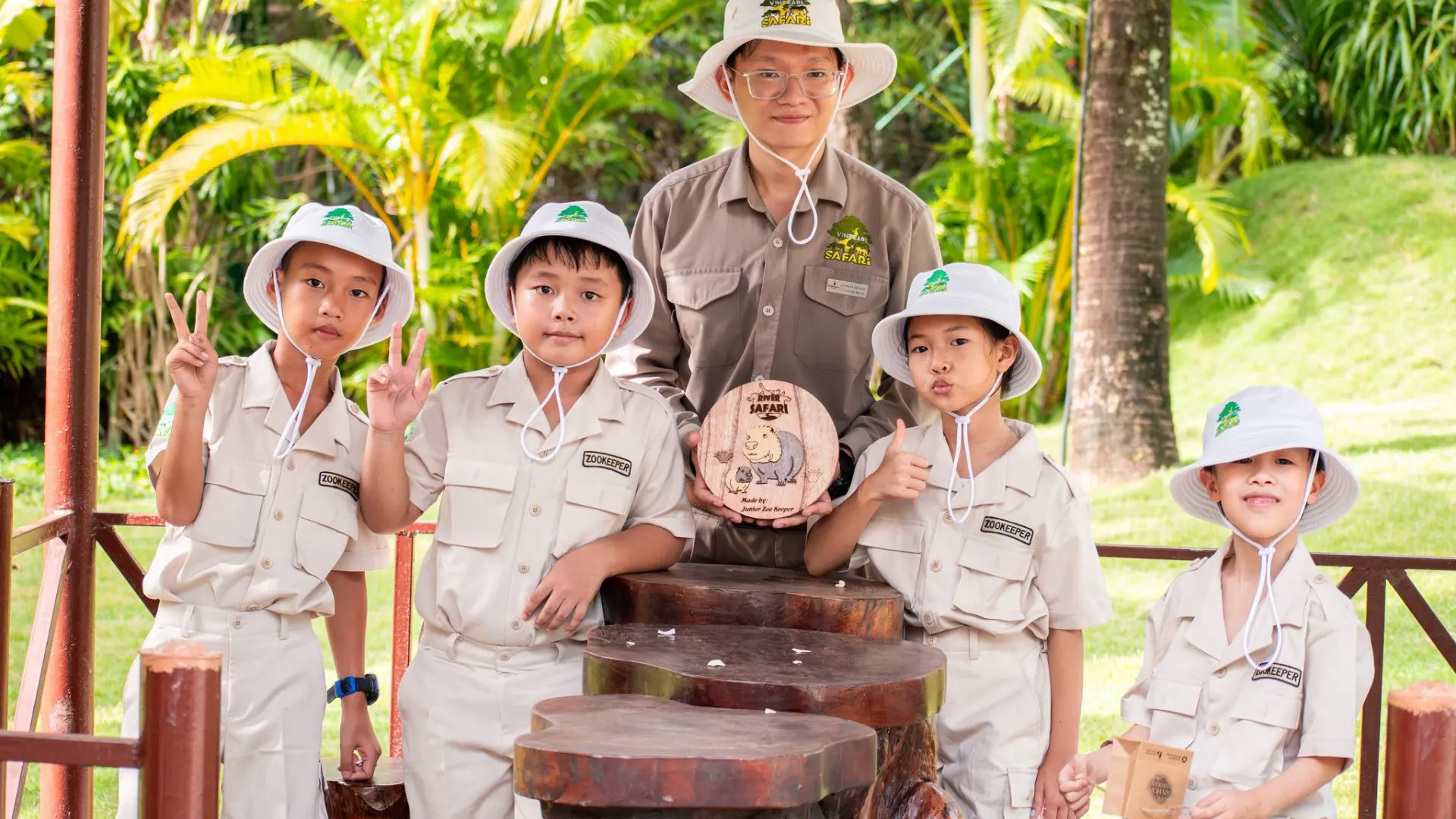 Đóng vai nhân viên nhí tại Vinpearl Safari Phú Quốc