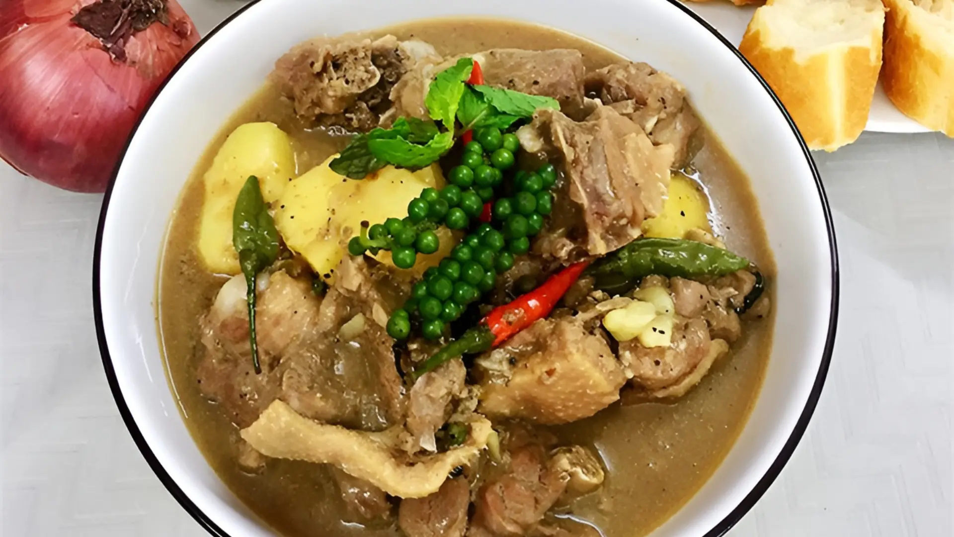 Vịt hầm tiêu xanh – món ăn đậm đà hương vị miền Tây, cay nồng nhưng rất thơm và hấp dẫn.