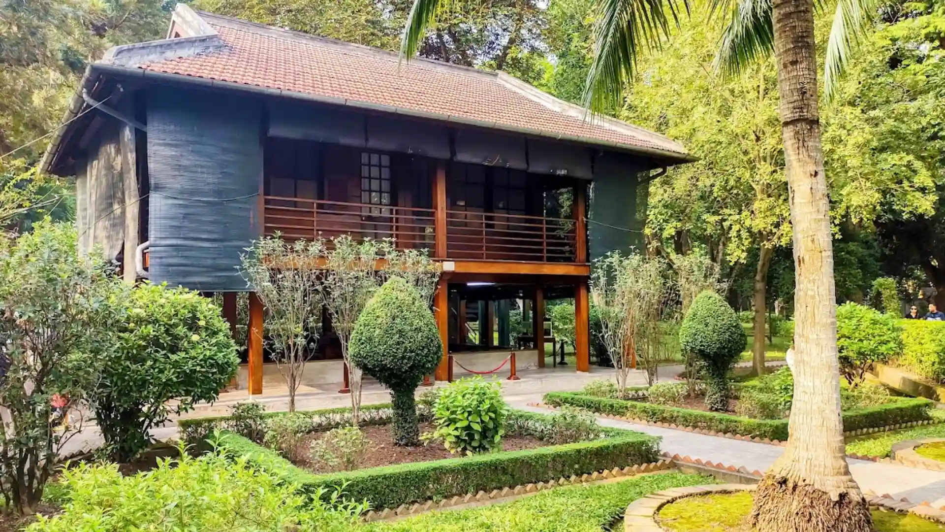 Khu vườn xanh mát xung quanh Nhà sàn Bắc Hồ