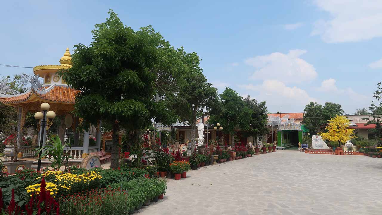 Vườn chùa Linh Thứu