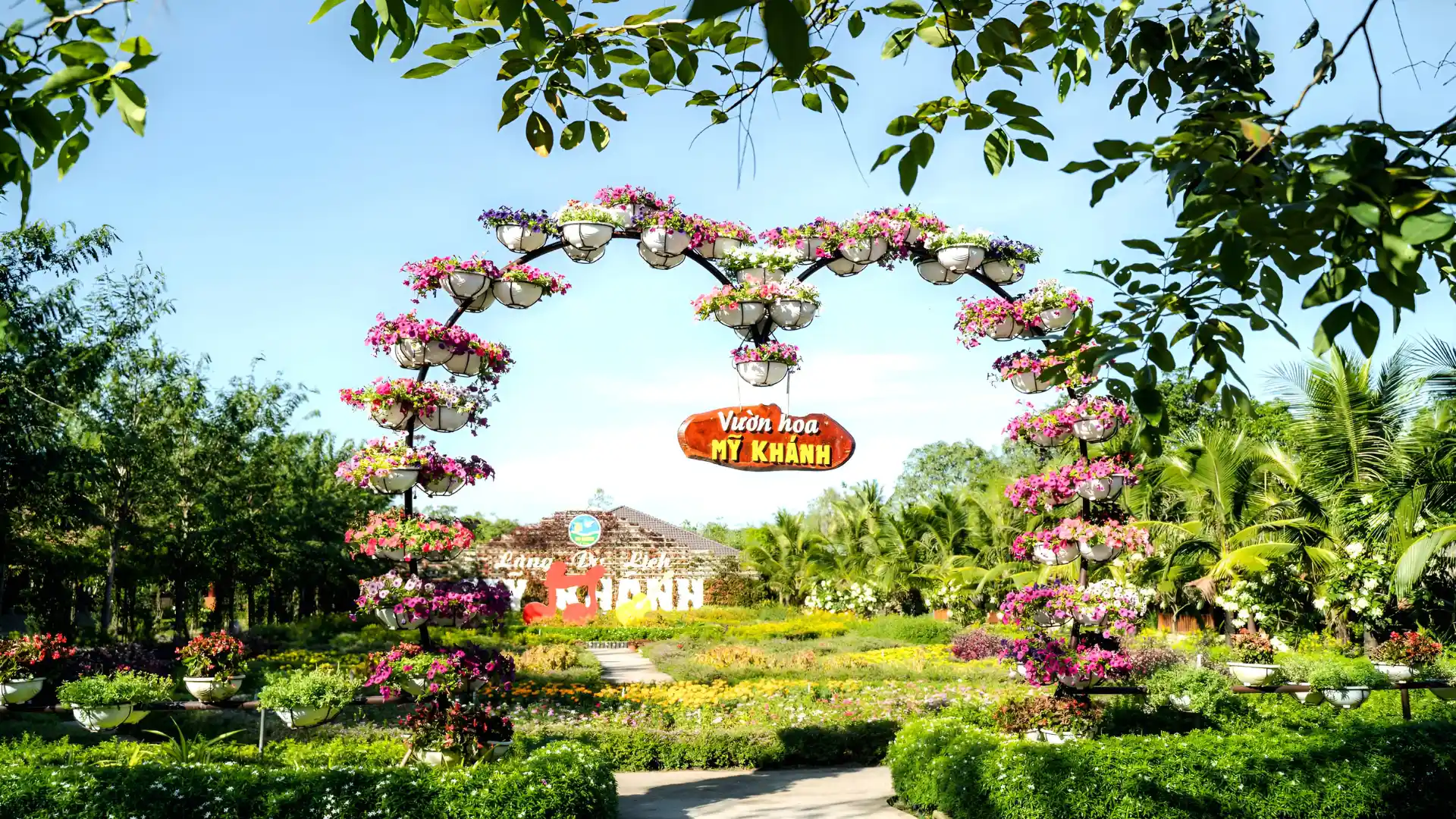 Vườn hoa Mỹ Khánh rực rỡ bốn mùa – nơi du khách tha hồ check-in giữa muôn vàn sắc hoa tươi khoe sắc.