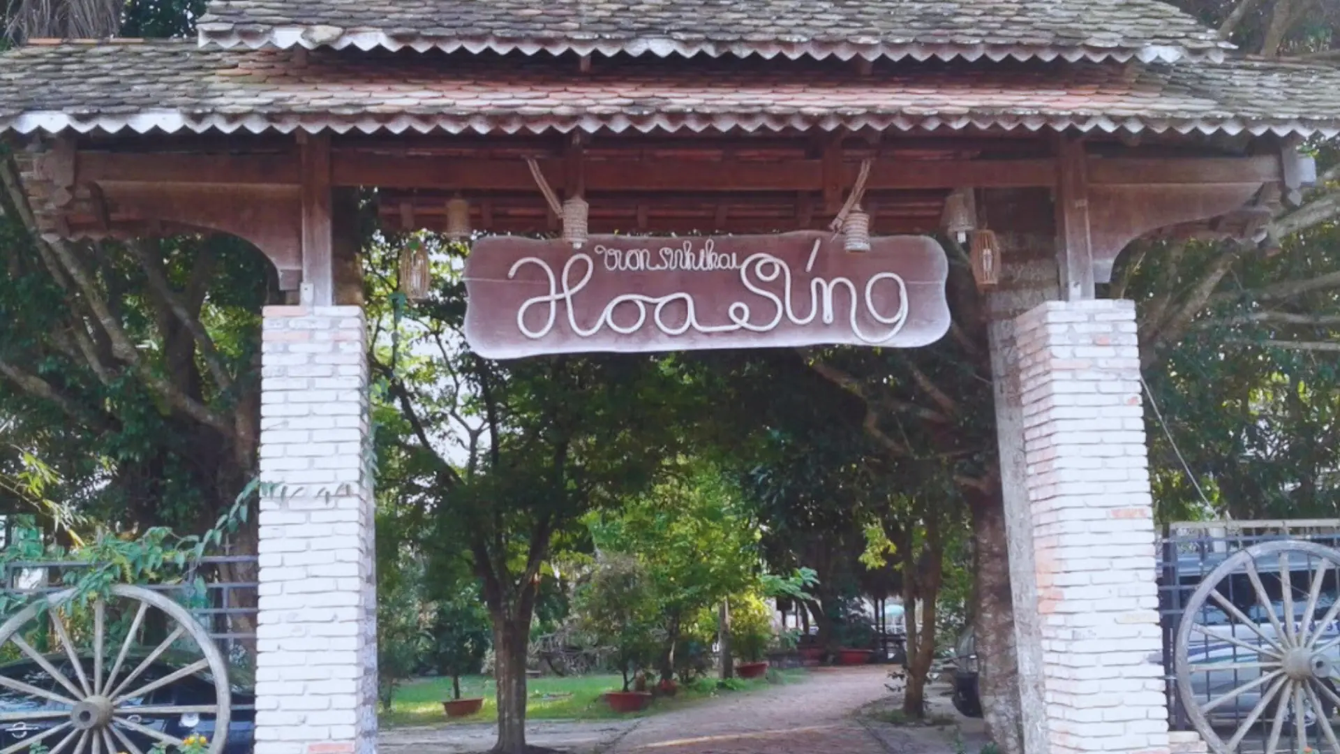 Vườn Sinh Thái Hoa Súng: Ao hoa súng rực rỡ, không gian yên bình để chèo xuồng và thưởng thức ẩm thực dân dã.