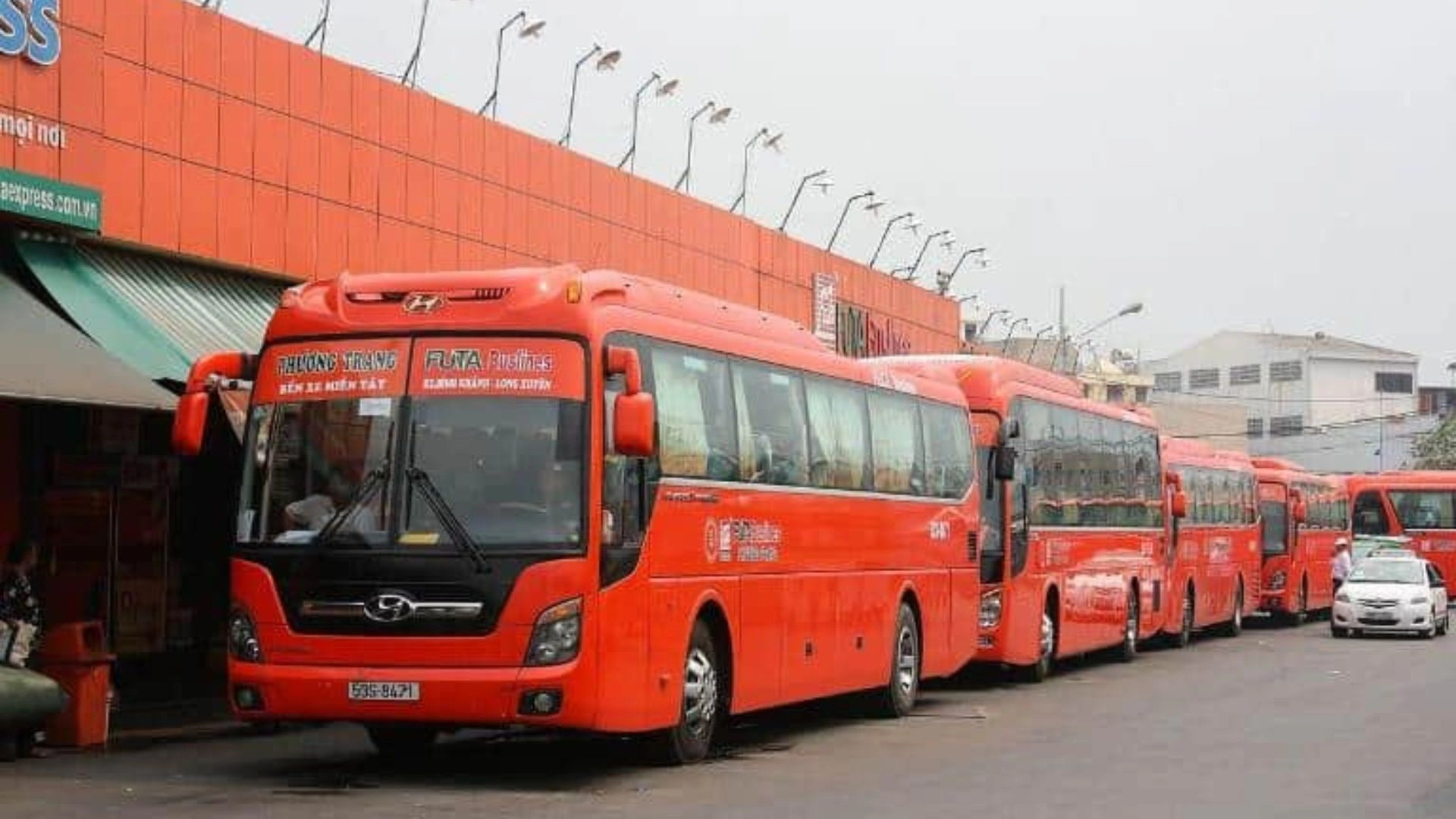 Xe khách di chuyển đến Châu Đốc An Giang, thuận tiện cho du khách từ TP.HCM và các tỉnh lân cận.