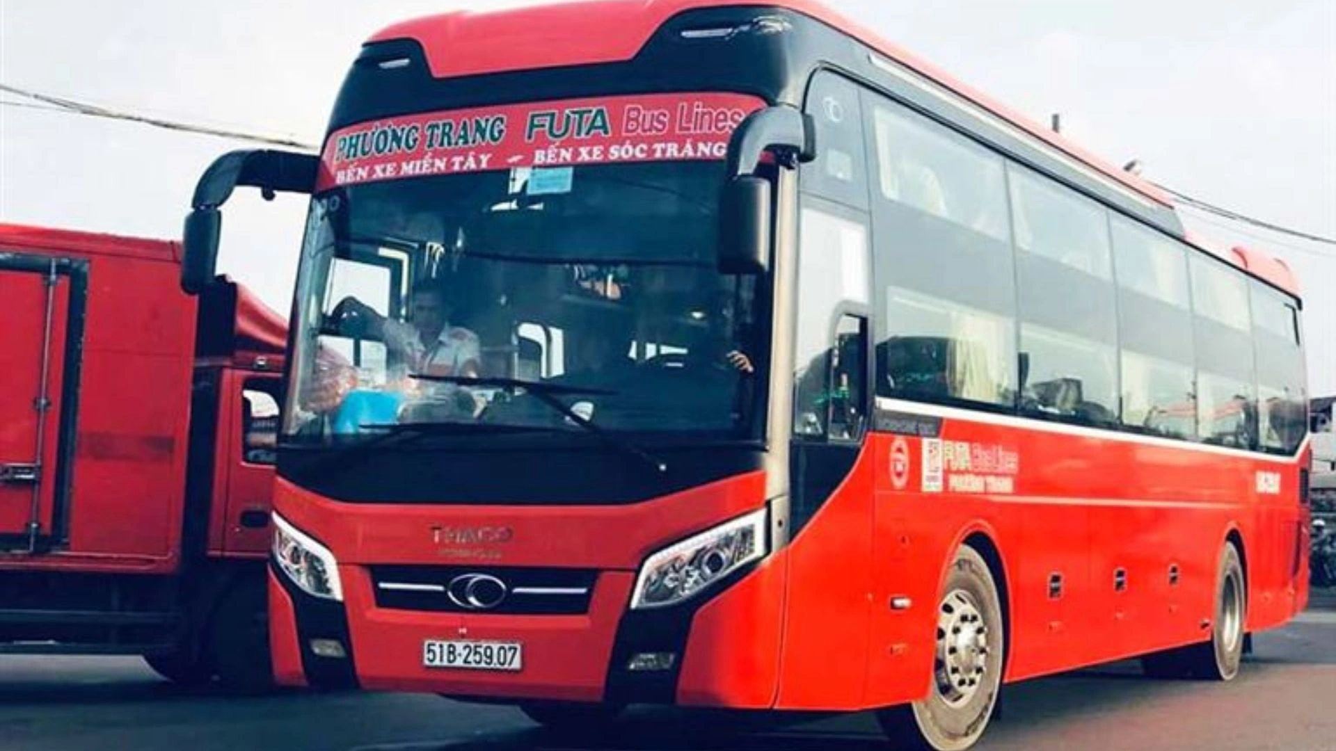 Xe khách di chuyển đến Chùa Som Rong Sóc Trăng