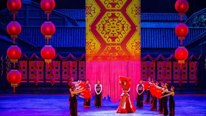 tour phượng hoàng cổ trấn trương gia giới xem show biểu diễn nghệ thuật rạng rỡ tương tây