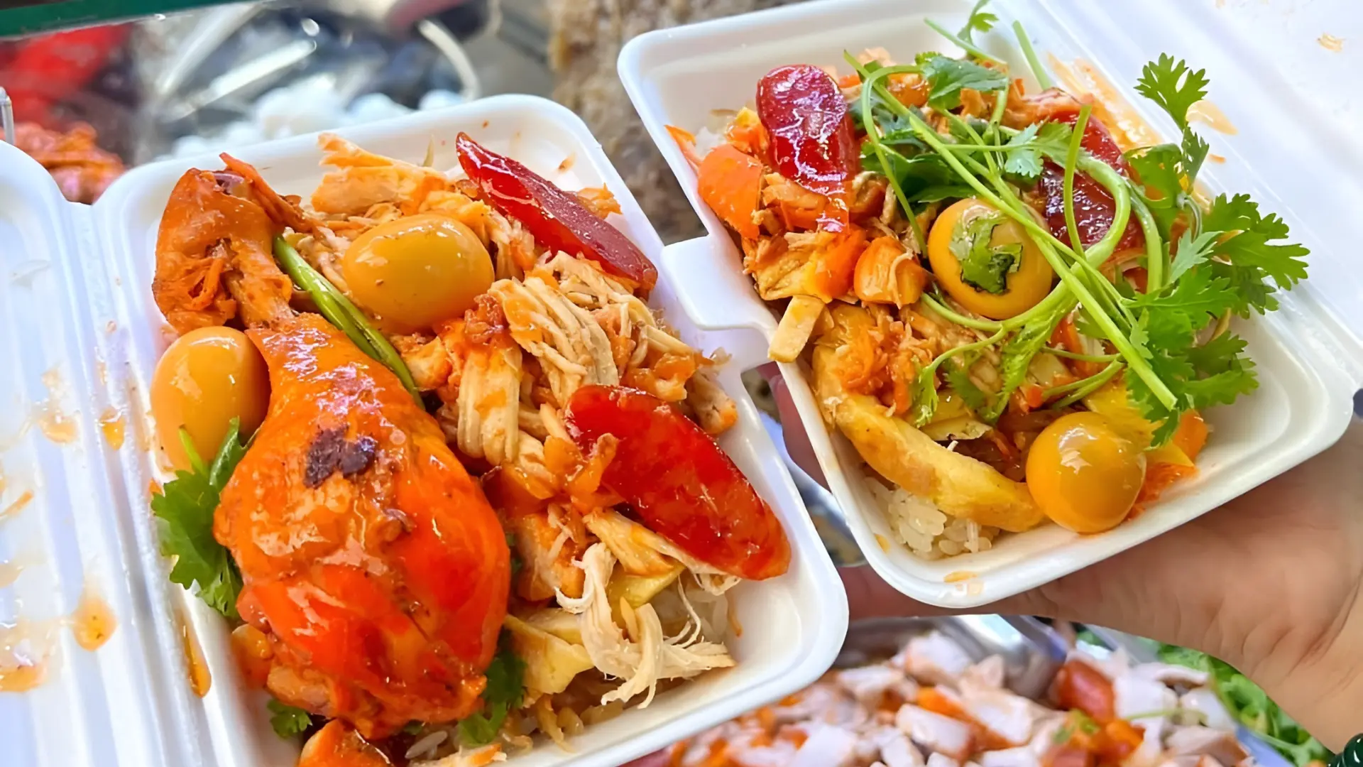 Xôi gà - Nếp dẻo thơm, gà đậm vị, béo nhẹ nước cốt dừa.