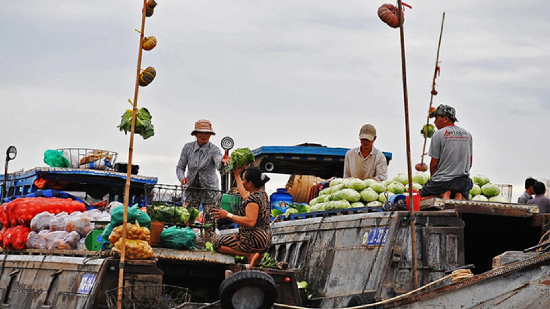 Cận cảnh một cây bẹo treo nông sản, thể hiện ý nghĩa 'treo gì bán nấy' và sự sáng tạo của người dân chợ nổi